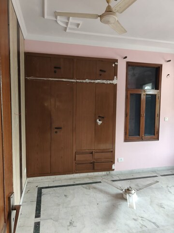 Room in 3 BHK Apartment at Mahagun Moderne, Sector 78 – for Rent