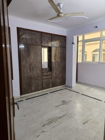 Room in 4 BHK Apartment at Mahagun Moderne Low Rise, Sector 78 – for Sale