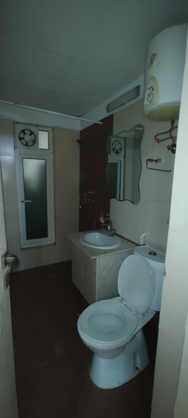 Bathroom, mahagun-moderne 2.5 Bedroom 1250 Sq.Ft. Apartment In Sector 78 Noida 8037877