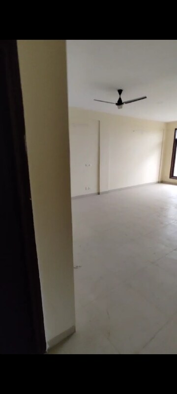 Room in 2.5 BHK Builder Floor at Wave Prime Floors, Wave City – for Rent