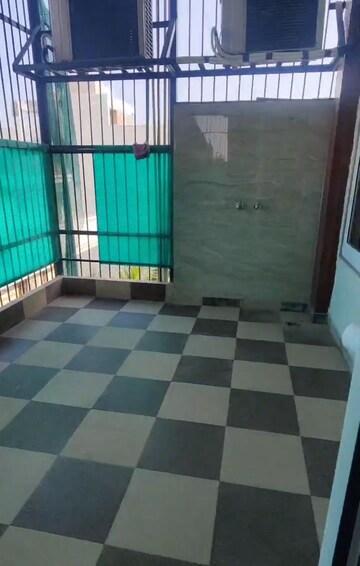 Room in 4 BHK Builder Floor at Ansal Sushant Lok I, Sector 43 – for Rent