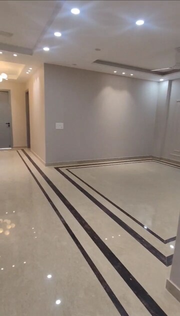 Room in 4 BHK Builder Floor at Ansal Sushant Lok I, Sector 43 – for Rent