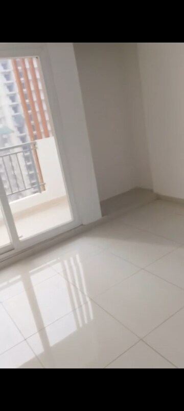Room in 3 BHK Apartment at Nirala Estate, Tech Zone 4 Greater Noida – for Sale