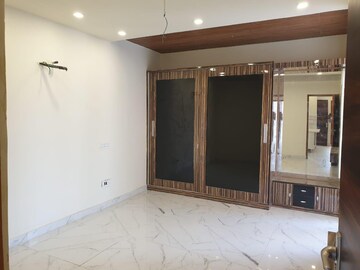 Room in 3 BHK Builder Floor at Sector 21 – for Rent