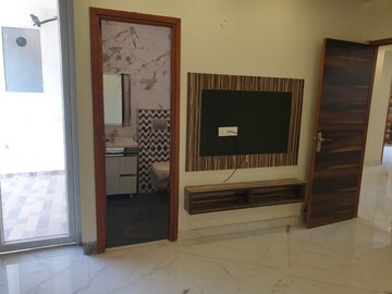 Room in 3 BHK Builder Floor at Sector 21 – for Rent