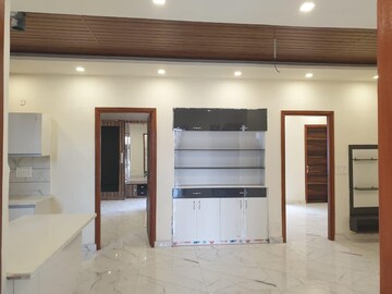 Room in 3 BHK Builder Floor at Sector 21 – for Rent