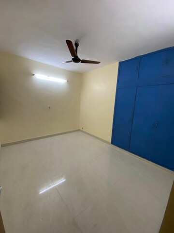 Room in 3 BHK Apartment at Paschim Vihar – for Rent