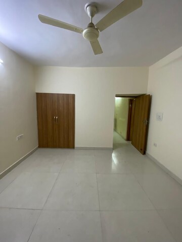 Room in 3 BHK Apartment at Paschim Vihar – for Rent