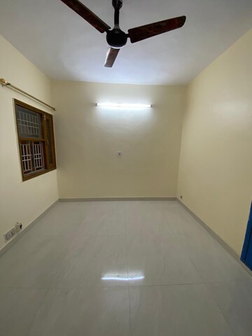Room in 3 BHK Apartment at Paschim Vihar – for Rent