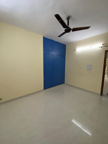 Room in 3 BHK Apartment at Paschim Vihar – for Rent