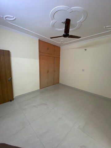 Room in 3 BHK Apartment at Paschim Vihar – for Rent