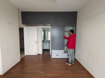 Room in 2 BHK Apartment at Central Park 3 Flower Valley, Sohna Sector 33 – for Rent