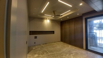 Room in 4 BHK Apartment at Saket – for Sale