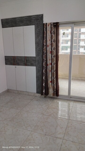 Room in 2 BHK Apartment at Gaurs Siddhartham, Siddharth Vihar – for Rent