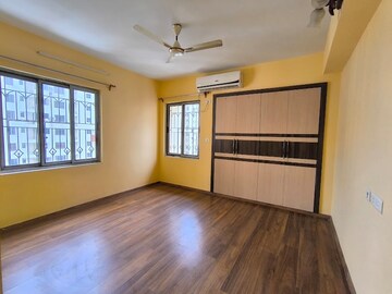 Room in 3 BHK Apartment at Em Bypass – for Rent