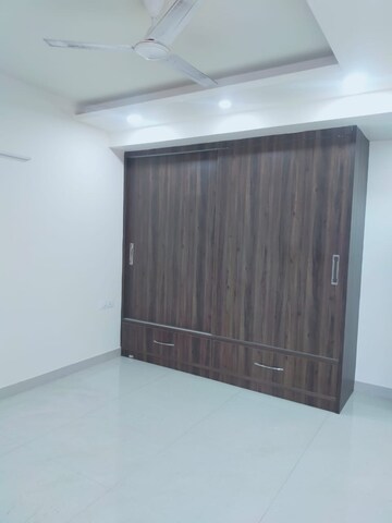 Room in 4 BHK Builder Floor at Ansal Sushant Lok I, Sector 43 – for Rent