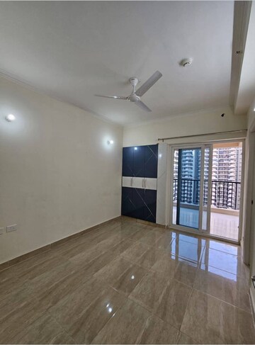 Room in 3 BHK Apartment at Gaur City 2 - 14th Avenue, Sector 16c Greater Noida – for Rent