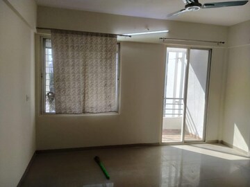 Room in 2 BHK Apartment at Kalpataru Splendour, Wakad – for Rent