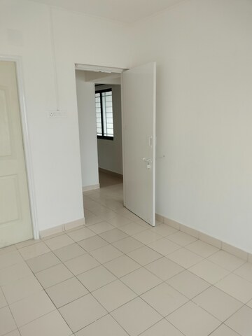 Room in 3 BHK Apartment at Kumar Shantiniketan Phase 1, Pashan – for Rent