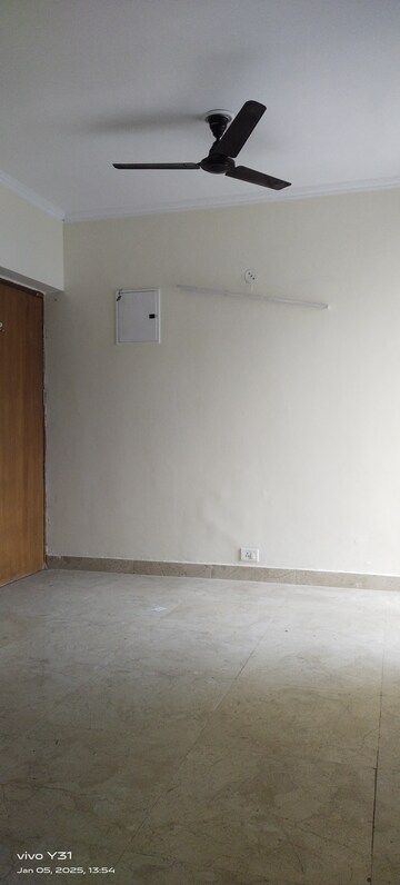 Room in 2 BHK Apartment at Amrapali Leisure Park, Amrapali Leisure Valley – for Rent