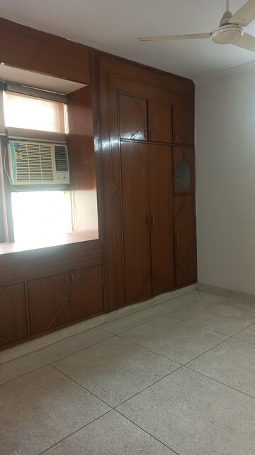 Room in 3.5 BHK Apartment at Sector 21d – for Rent