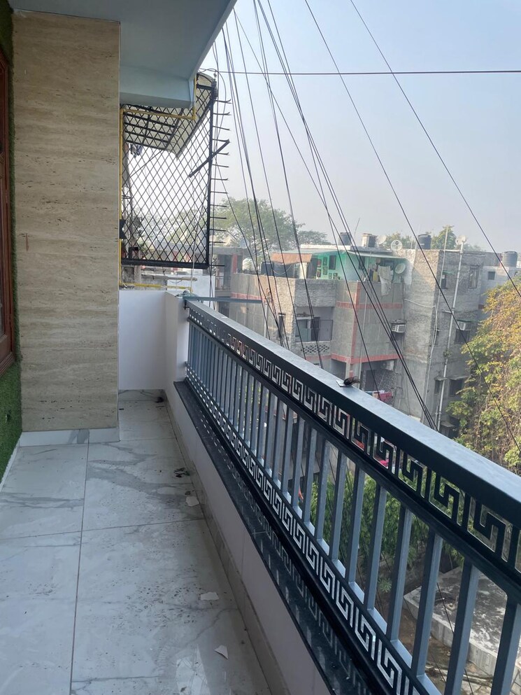Balcony, panchsheel vihar 3 Bedroom 100 Sq.Yd. Builder Floor In Panchsheel Vihar Delhi 8039379