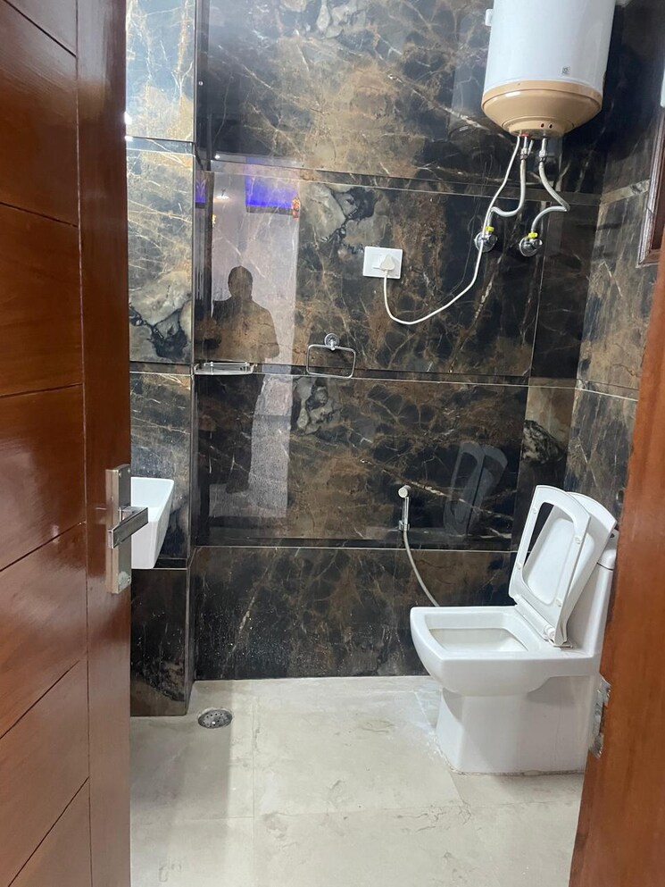 Bathroom, panchsheel vihar 3 Bedroom 100 Sq.Yd. Builder Floor In Panchsheel Vihar Delhi 8039379
