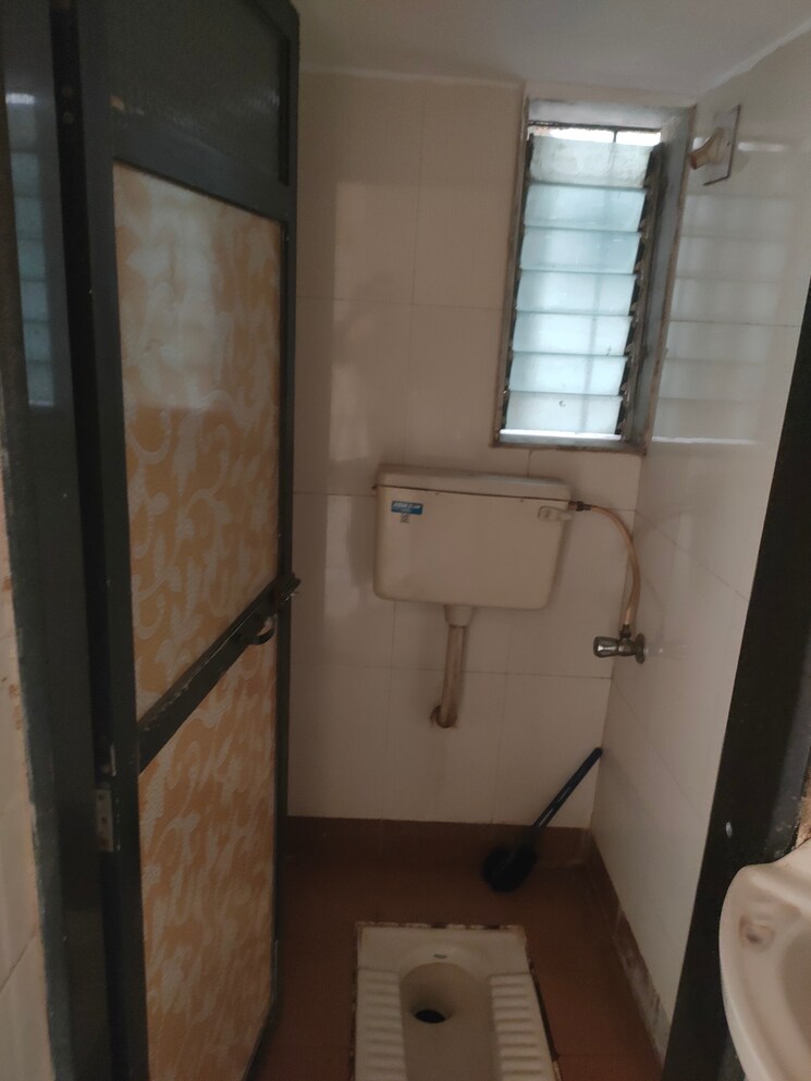 Bathroom, pooja-chs-mira-road 1 Bedroom 420 Sq.Ft. Apartment In Mira Road Thane 8039392