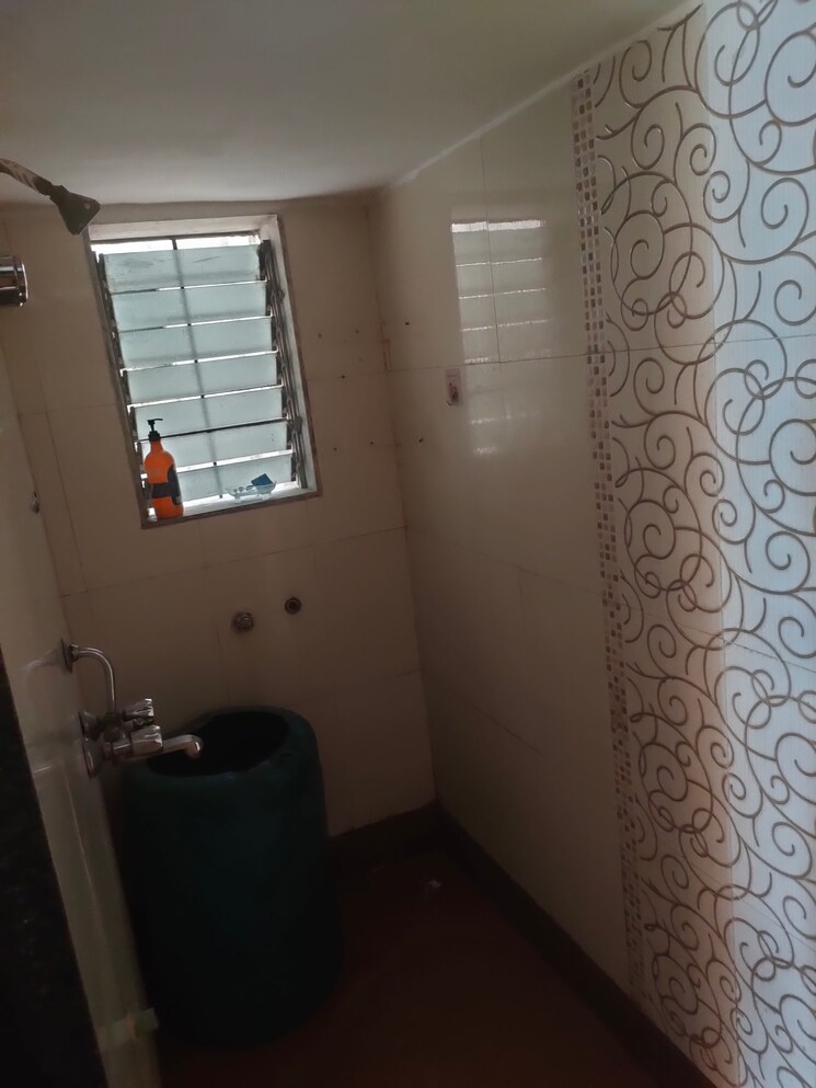 Bathroom, pooja-chs-mira-road 1 Bedroom 420 Sq.Ft. Apartment In Mira Road Thane 8039392