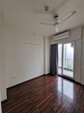 Room in 3 BHK Apartment at Microtek Greenburg, Sector 86 – for Rent