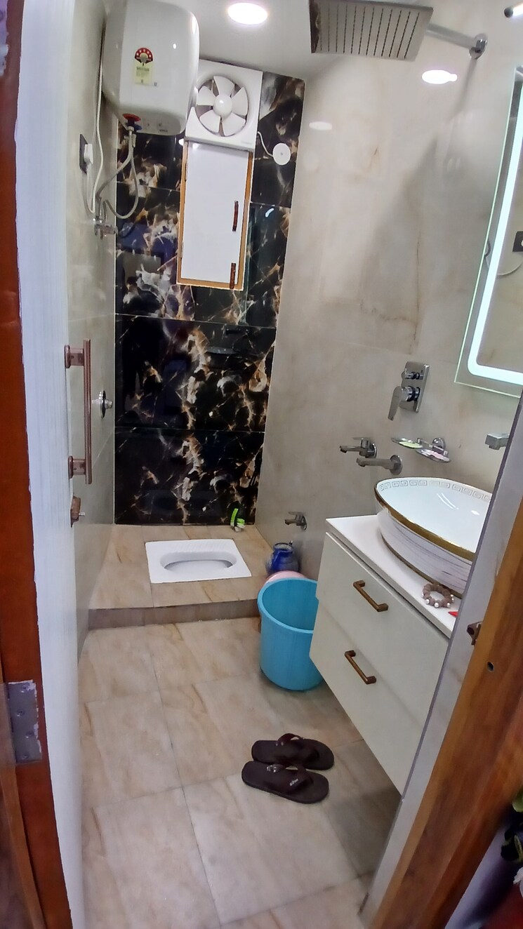 Bathroom, zakir nagar 3 Bedroom 900 Sq.Ft. Apartment In Zakir Nagar Delhi 8039592