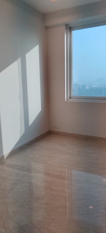 Room in 2 BHK Apartment at Ambience Creacions, Sector 22 – for Rent