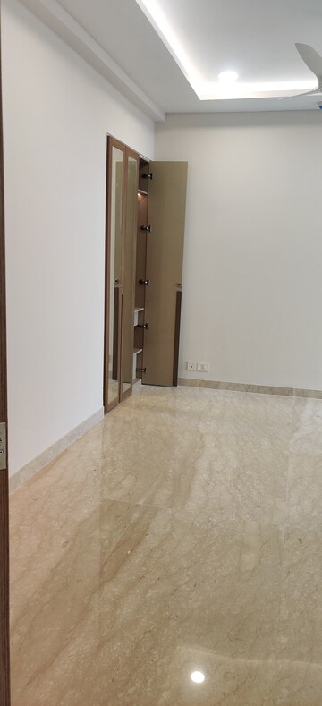 Furnished Amenities in 2 BHK Apartment at Ambience Creacions, Sector 22 – for Rent
