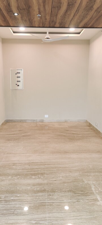 Furnished Amenities in 2 BHK Apartment at Ambience Creacions, Sector 22 – for Rent