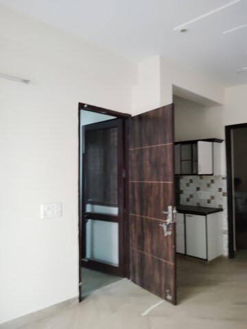 Room in 1 BHK Builder Floor at Sector 52a – for Rent