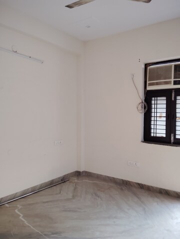 Room in 1 BHK Builder Floor at Sector 52a – for Rent