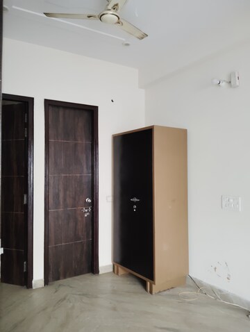 Room in 1 BHK Builder Floor at Sector 52a – for Rent