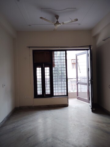 Room in 1 BHK Builder Floor at Sector 52a – for Rent