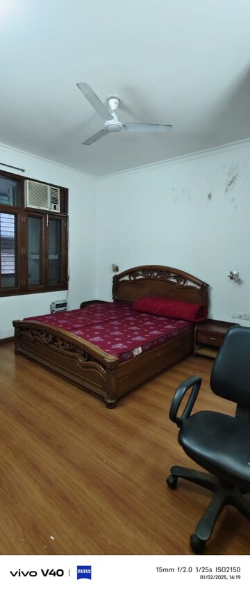 Bedroom in 3 BHK Builder Floor at Defence Colony – for Rent