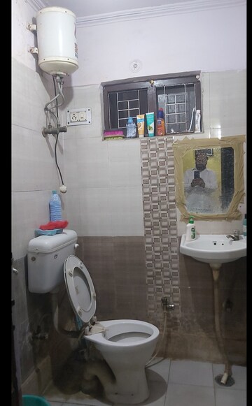 Bathroom in 1.5 BHK Builder Floor at Mayur Vihar – for Sale