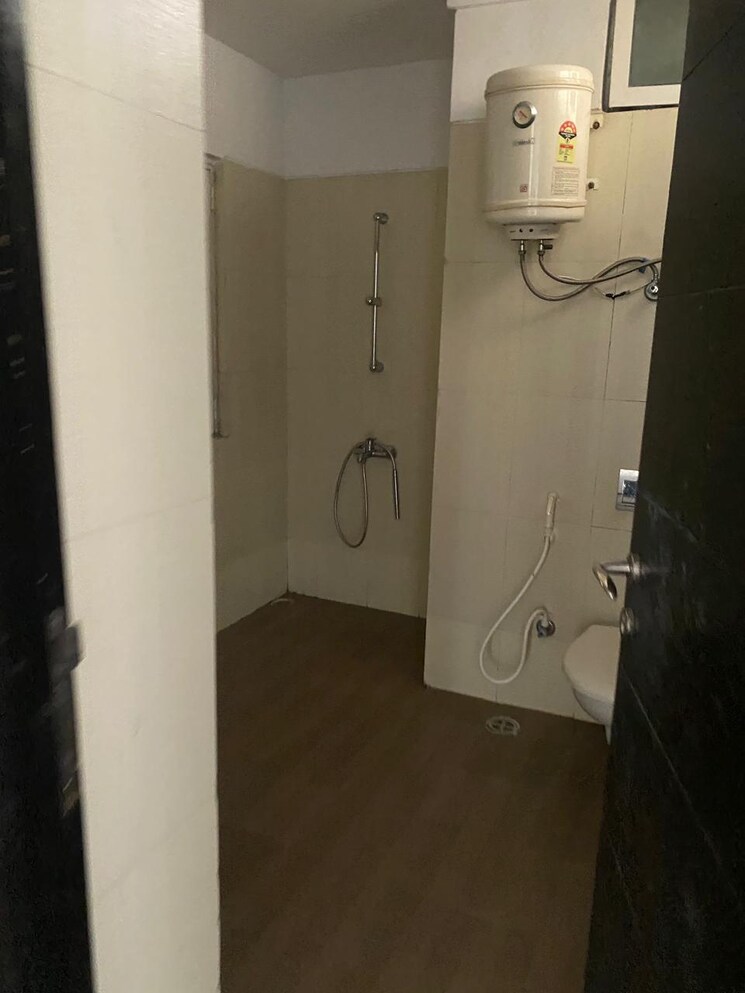 Bathroom, pioneer-park-phase-1 2 Bedroom 1300 Sq.Ft. Apartment In Sector 61 Gurgaon 8039921