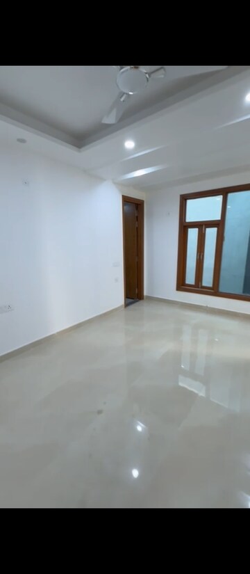 Room in 3 BHK Builder Floor at Mehrauli – for Rent