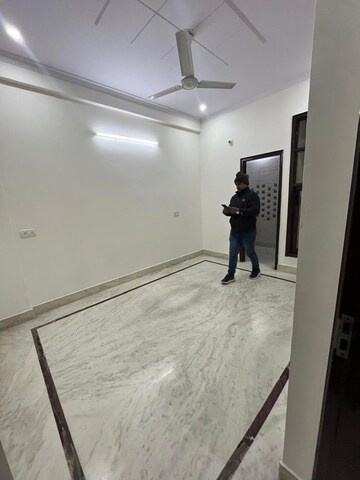 Room in 3 BHK Builder Floor at Palm Residency Chhatarpur, Chattarpur – for Rent