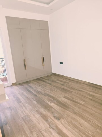 Room in 2 BHK Apartment at Ansal Sushant Estate, Sector 52 – for Rent