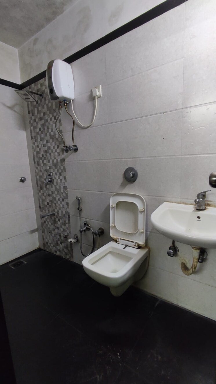 Bathroom, landmark-chs-malad 2 Bedroom 1000 Sq.Ft. Apartment In Malad West Mumbai 8040004