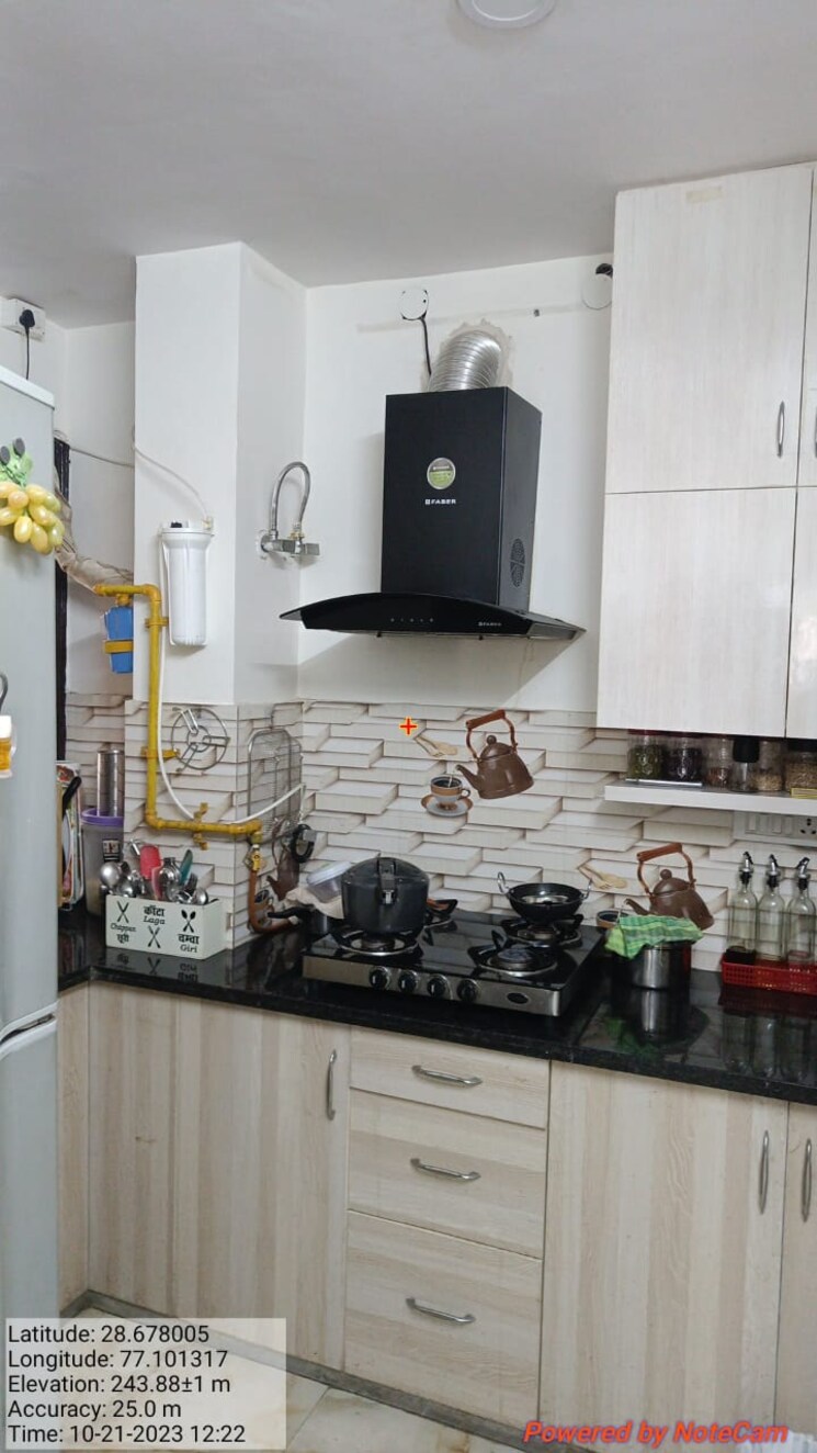 Kitchen, paschim vihar 3.5 Bedroom 125 Sq.Yd. Apartment In Paschim Vihar Delhi 8040016