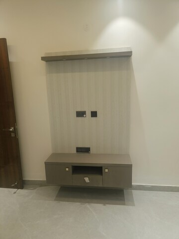 Furnished Amenities in 3 BHK Builder Floor at Shakti Khand – for Sale