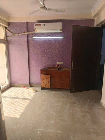 Room in 2 BHK Apartment at Amrapali Silicon City, Sector 76 – for Rent