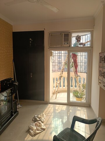 Furnished Amenities in 2 BHK Apartment at Amrapali Silicon City, Sector 76 – for Rent