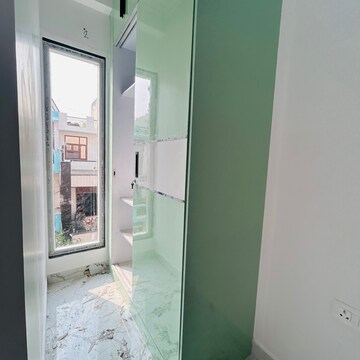 Building Lobby in 1.5 BHK Builder Floor at Ansal Plaza Gurgaon, Carterpuri – for Rent